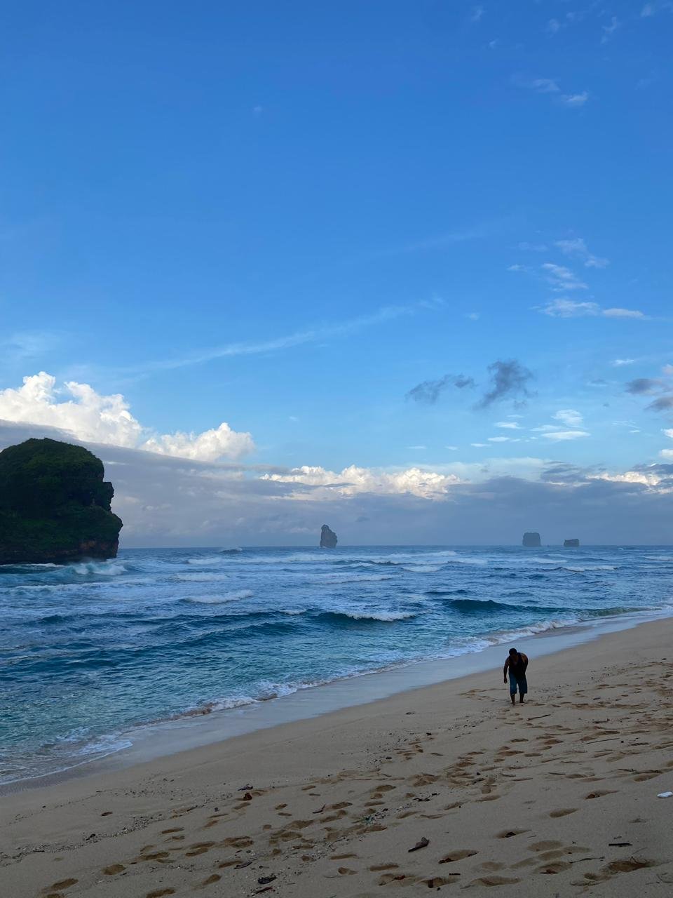Jelajah Pesona Tersembunyi Pantai Goa Cina: Ketenangan Pesisir Kurasi Warga Lokal Malang - 4