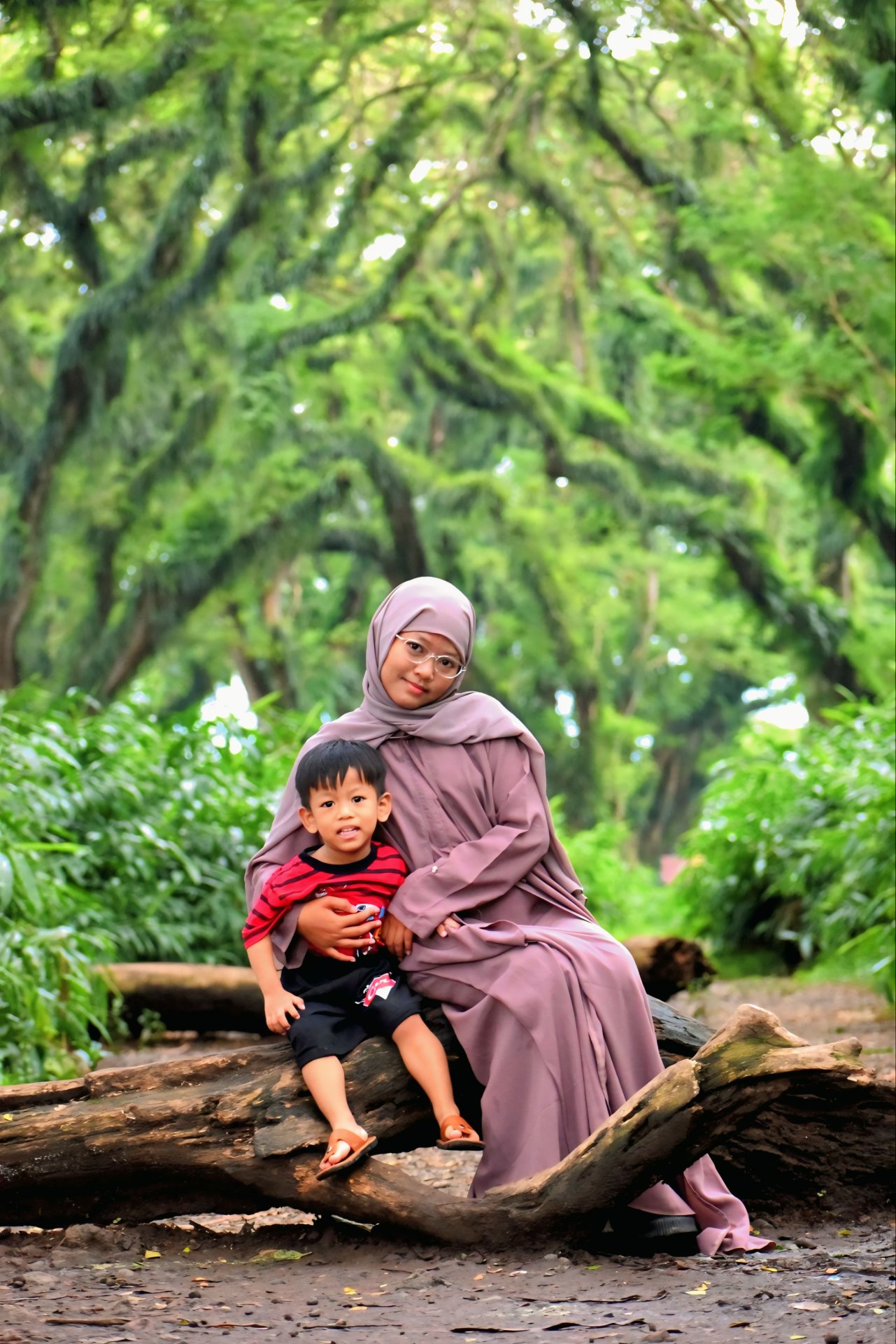 Jelajah Hutan Dongeng De Djawatan: Sesi Foto Memukau di Bawah Naungan Trembesi Raksasa Banyuwangi - 5